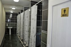 תאי שירותים/מקלחות טרומיים