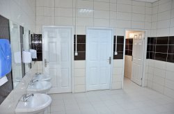 תאי שירותים/מקלחות טרומיים